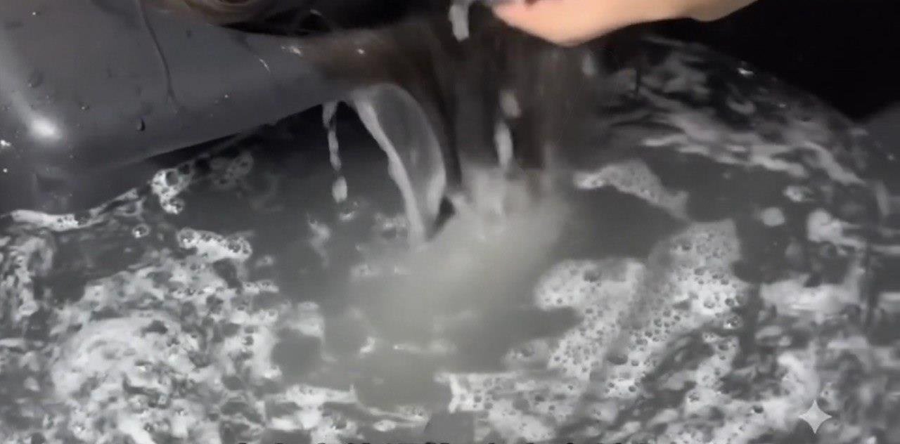 清水洗頭沖出大量油脂與殘留泡沫